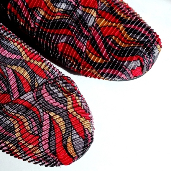 Corkys Women’s Silk Like Red Yellow Purple Mosaic Mod Slip On Loafers Shoes 8 - Picture 5 of 13